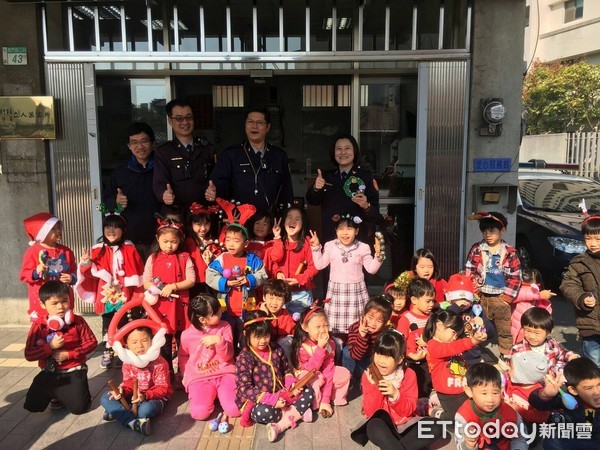 ▲台南市立人國小幼兒園， 70餘名幼童，由老師帶領至台南市警五分局立人派出所，進行聖誕報佳音的活動。（圖／警方提供）