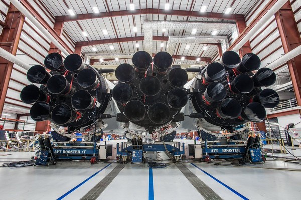 ▲SpaceX獵鷹重型火箭首航　載著Tesla首款電動跑車飛向火星。（圖／翻攝自Twitter@Elon Musk）