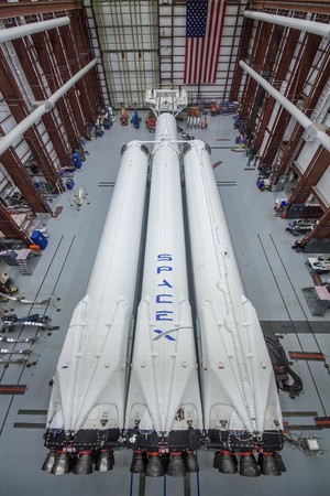▲SpaceX獵鷹重型火箭首航　載著Tesla首款電動跑車飛向火星。（圖／翻攝自Twitter@Elon Musk）