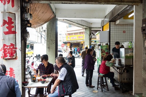 三角窗麵擔是基隆一處靜謐的早餐風景