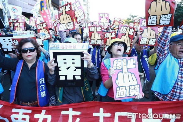 ▲▼「我血汗過勞，你功德個屁」反《勞基法》修惡大遊行。（圖／記者黃克翔攝）