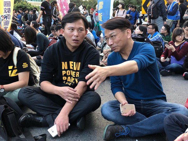 ▲徐永明、黃國昌出席抗議勞基法大遊行 。（圖／徐永明臉書）