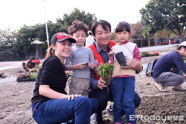 花蓮市國福花海正式對外開放，五十多個家庭參加種植花草DIY。國福花海今年有別以往，增加了灌木叢植栽的福字迷宮，花海與迷宮總計有七萬多株的花草，歡迎大家來賞花走迷宮，一整年都會幸福滿滿。（圖／花蓮市公所提供）