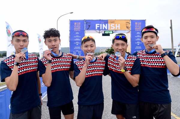 ▲陳彥博與隊友奪下HOOD to COAST賽事總冠軍（左起李翰暄、陳威廷、楊嘉強、陳彥博與黃堃儒）            。（圖／公關提供）