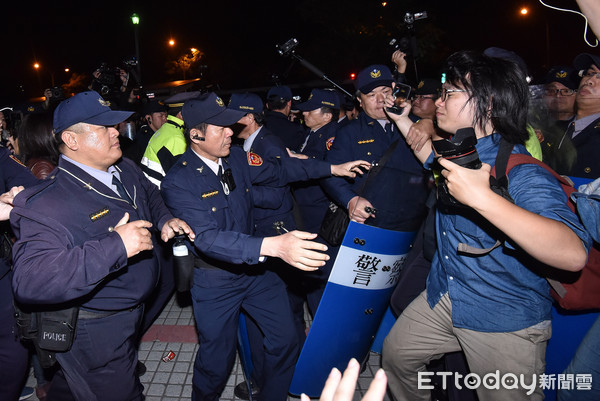 ▲▼「我過勞血汗 你功德的屁」反對勞基法修惡大遊行,警方強勢清場。（圖／記者李毓康攝）