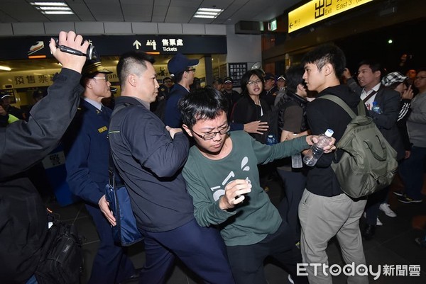 ▲▼「我過勞血汗 你功德的屁」反對勞基法修惡大遊行,警方強勢清場。（圖／記者李毓康攝）
