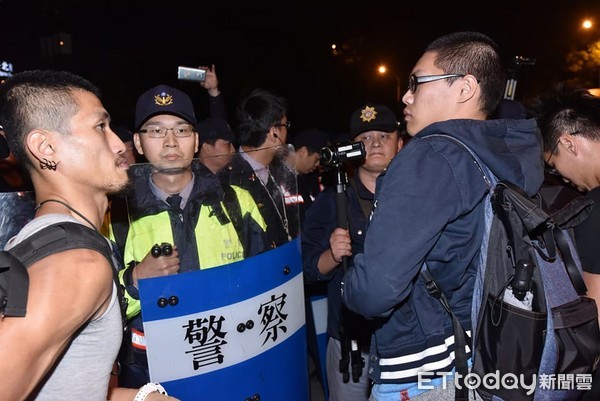 ▲▼「我過勞血汗 你功德的屁」反對勞基法修惡大遊行,警方強勢清場。（圖／記者李毓康攝）