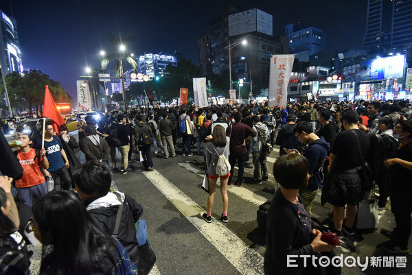 ▲▼「我過勞血汗 你功德的屁」反對勞基法修惡大遊行。（圖／記者李毓康攝）