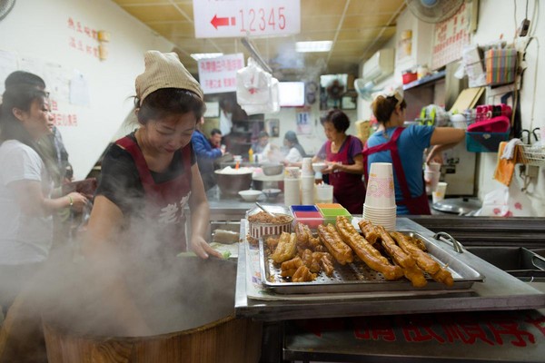 蒸騰的桶蒸糯米飯，是老戴豆漿大王店頭的美麗風景。