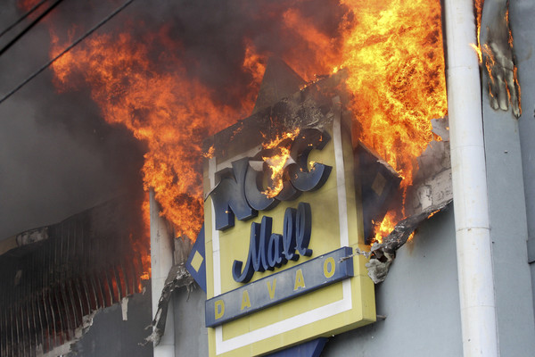 ▲▼ 菲律賓總統杜特蒂（Rodrigo Duterte）家鄉納卯市（Davao）一間購物中心23日上午發生大火，受困於火場內的37人恐全數罹難。（圖／達志影像／美聯社）
