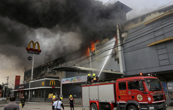 ▲▼ 菲律賓總統杜特蒂（Rodrigo Duterte）家鄉納卯市（Davao）一間購物中心23日上午發生大火，受困於火場內的37人恐全數罹難。（圖／達志影像／美聯社）