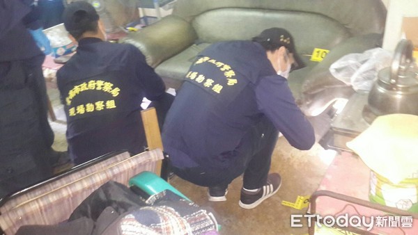 ▲台南市警善化分局偵查隊，派員在現場進行地毯式搜索，而起獲王嫌藏起來的改造手槍。（圖／記者林悅翻攝）