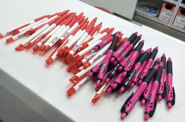 ▲知名賣場買了一堆筆，卻一支一支的退貨。（圖／翻攝自我是頭份人）