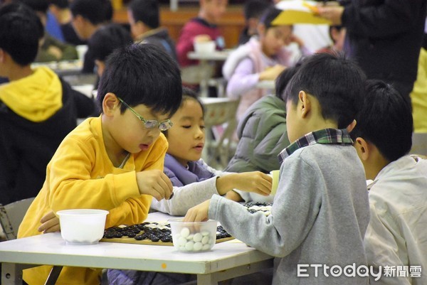 花蓮縣體育會圍棋委員會今天辦理「106年市長盃圍棋賽」，250位來自花蓮的圍棋好手齊聚較勁，年紀最小為幼兒園大班的孩童，最大則是七十多歲的長者。（圖／花蓮市公所提供）