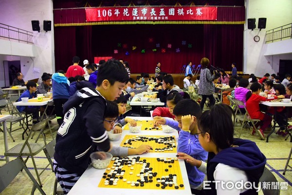 花蓮縣體育會圍棋委員會今天辦理「106年市長盃圍棋賽」，250位來自花蓮的圍棋好手齊聚較勁，年紀最小為幼兒園大班的孩童，最大則是七十多歲的長者。（圖／花蓮市公所提供）