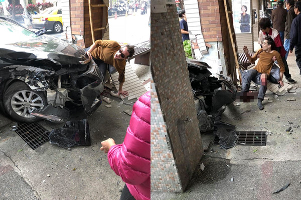 ▲▼70歲老翁開車暴衝！撞斷外籍男老師雙腿　路人嚇傻急推車。（圖／爆料公社）