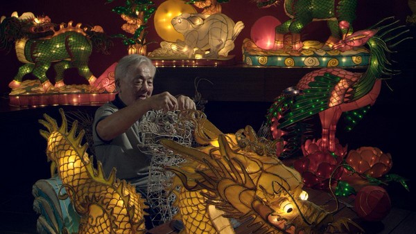 《美力台灣3D》記錄當代百工匠人群像，圖為花燈製作師傅蕭在淦。（牽猴子提供）