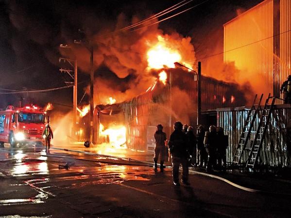 桃園蘆竹一家汽車用品工廠上週發生大火，造成6名移工死亡慘劇。（翻攝畫面）