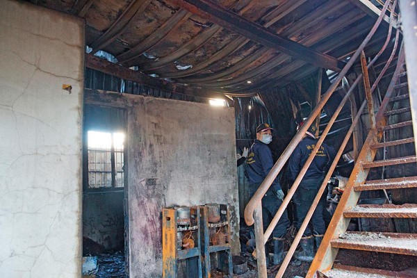起火時鐵皮違建的樓梯間堆滿衣物，阻礙逃生動線，導致6人葬身火窟。