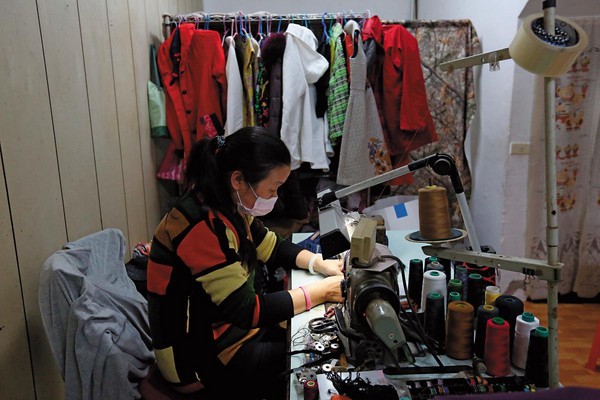 滕家現在僅剩張姓妻子一肩挑起家計，在市場幫人縫紉勉強度日。