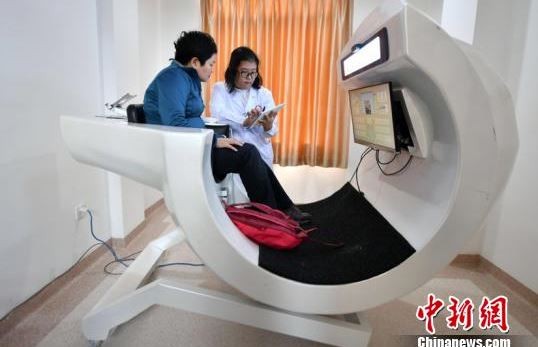 ▲▼受測者回答設備上一系列問題，就能得知身體大致情況。（圖／中新網）