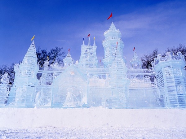 ▲冬遊日本樂冰氛！東北海道層雲峽搭巴士好自遊。（圖／喜鴻假期、shutterstock.com）