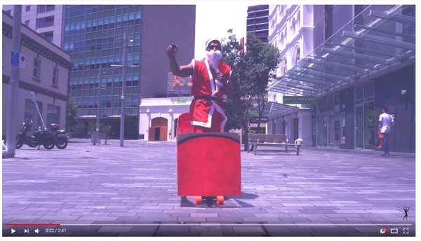 ▲▼爆肌聖誕老人踏滑板派禮物。（圖／翻攝自Irshad Ali Youtube）