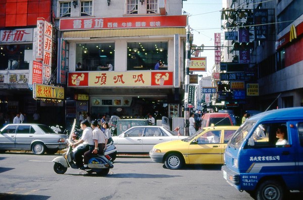 昔日台北忠孝店是插旗東區的指標店，經營逾30年，4年前因不堪房東調漲房租，被迫熄燈。（頂呱呱提供）