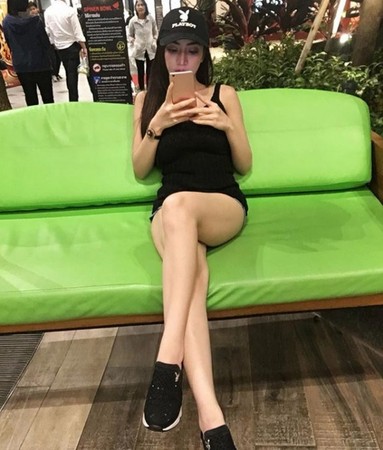 小学生圣诞夜约爆乳女模看电影　还送4万iPhone X给她。（图／翻摄自rky_thitiworada的Instagram）