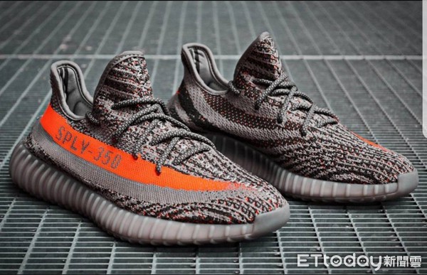 ▲台北市陳姓高中生被要求脫下腳上的愛迪達Yeezy Boost 350當「保證不會再犯吸菸」的抵押品，沒想到根是遇到假警察。（圖／記者楊佩琪攝）