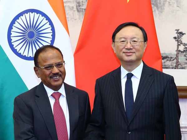 ▲▼中國國務委員楊潔篪在印度與印度國家安全顧問多瓦爾(AJIT DOVAL)舉行會晤。（圖／翻攝自新華網）