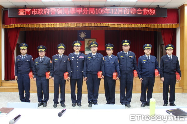 ▲台南市警學甲分局於25日聯合勤教，公開表揚11月份勤業務及工作績優員警計12件22人。（圖／警方提供）
