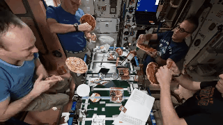 ▲太空人們在國際太空站上開披薩趴。（圖／翻攝自reddit）