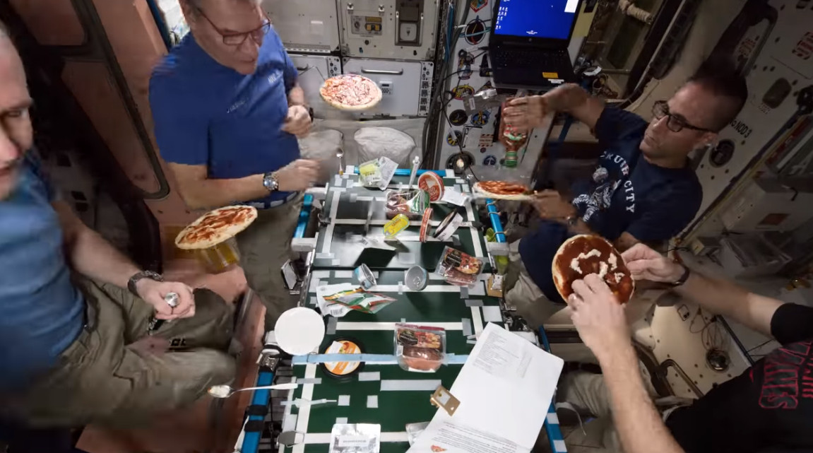▲太空人們在國際太空站上開披薩趴。（圖／翻攝自reddit）