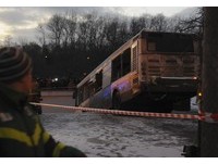 畫面驚悚！俄巴士衝進地下道　路人全捲入車底5死15傷