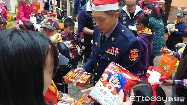 ▲新北市鼻頭國小「感恩之旅」經瑞芳警分局，分局長扮演聖誕老人發禮物。（圖／記者林煒傑翻攝）