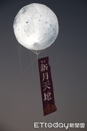 ▲▼直徑近4米的「新月天地」月球燈，23日已正式啟動。（圖／業者提供）