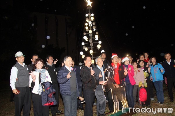 台東縣政府在鐵花新聚落辦理銀星聖誕晚會，由台東縣長黃健庭等貴賓進行點燈儀式，現場活動豐富、陣容堅強，還有充滿節慶氛圍的精心佈置，10公尺高的聖誕樹也成為拍照打卡的新據點。（圖／台東縣政府提供）
