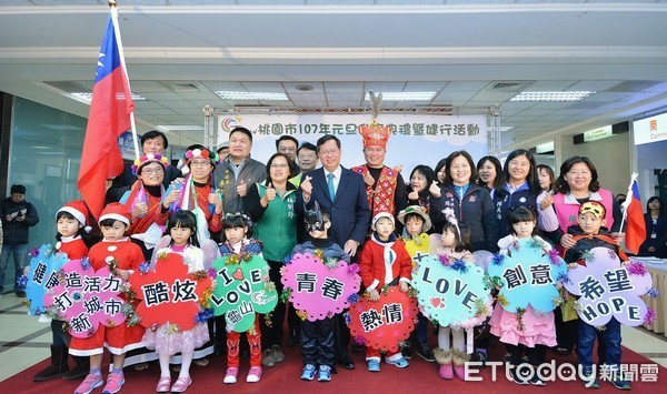 ▲桃園市107年元旦升旗典禮暨健走活動，市民朋友於龜山國中出發一起親山近水。 （圖／桃園市政府提供）