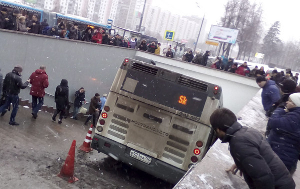 ▲莫斯科巴士失控，衝入地鐵站入口至少5死。（圖／路透社）