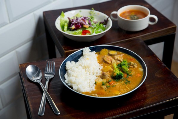 好娜姬的午餐是一道咖哩，他對食物有研究可以從香料講到泰國米。