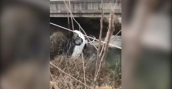 霧霾太濃，送葬車墜河3死。（圖／翻攝自澎湃新聞）