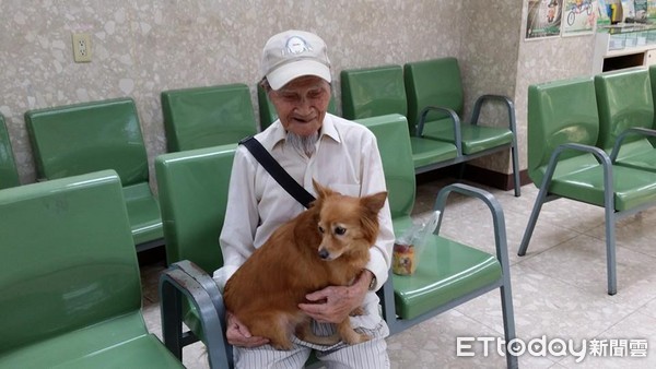 ▲3年前就準備…96歲稅爺爺留「最後心願」　想幫愛犬找永遠的家。（圖／網友李孟寶、Iris Lin授權提供）