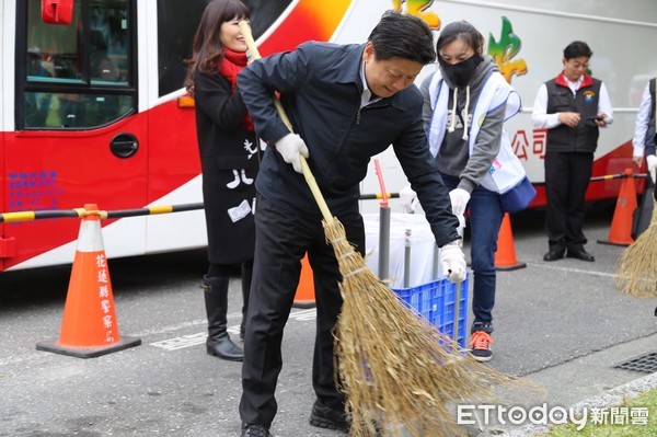 「花蓮不是後山，而是耀眼東大門！」花蓮縣長傅崐萁在就職八週年活動表示，在各局處首長及縣府團隊共同努力打造下，並得到縣民八年來的支持及肯定，花蓮在國際展露頭角，脫胎換骨，成為台灣耀眼東大門。（圖／花蓮縣政府提供）