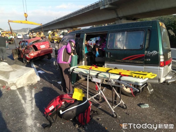 國道一號47.3公里處桃園路段發生車禍，2貨車衝與6小客車發生追撞。（圖／記者柳名耕翻攝）