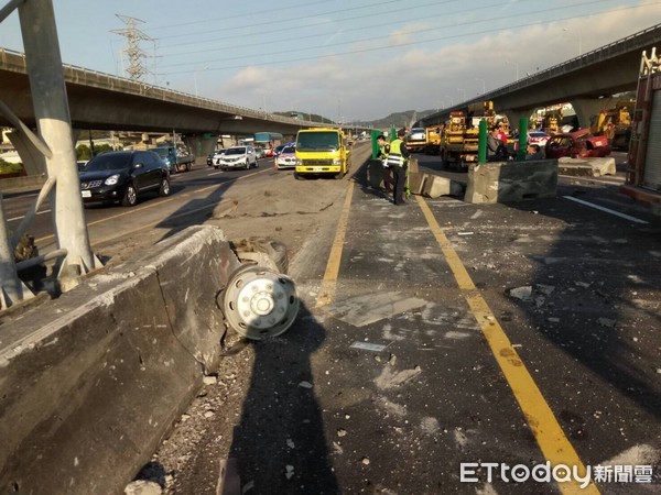 國道一號47.3公里處桃園路段發生車禍，2貨車衝與6小客車發生追撞。（圖／記者柳名耕翻攝）