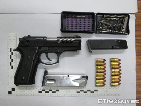 ▲台南市白河分局起獲改造手槍1把、子彈16顆等非法物品。（圖／記者林悅翻攝）