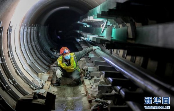 ▲▼技術人員在電力隧道內對鋪設完成的電纜進行檢查。（圖／新華網）