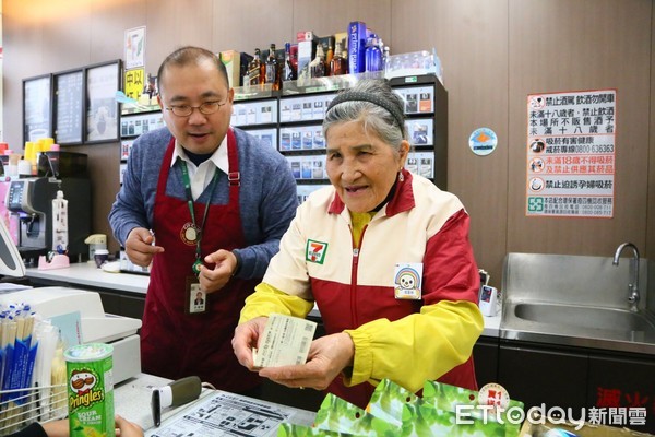 一粒麥子基金會與7-ELEVEN舉辦「祖孫一日店長」活動，邀請年長者與孫兒一同前往7-ELEVEN門市，擔任一日大、小店長，除了單純的體驗活動外，更多了祖孫之間的溫馨互動。（圖／一粒麥子基金會提供）