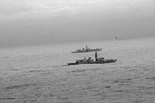 ▲▼英國國防部公布皇家海軍跟監俄羅斯巡防艦照片。（圖／路透社）